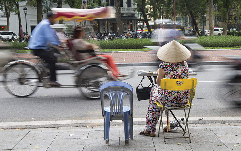 NGƯỜI ĐI BÊN NGOÀI VÒNG CHIẾN